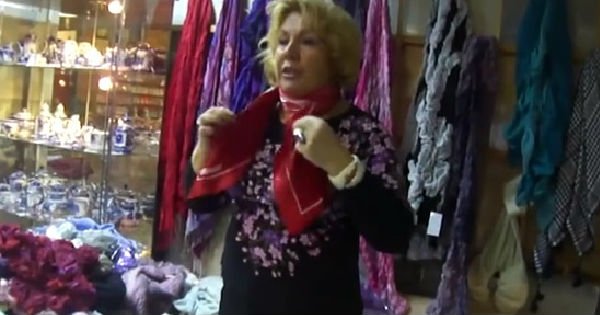 Эта женщина — настоящий мастер своего дела. Она превращает завязывание обычного шарфа в искусство!