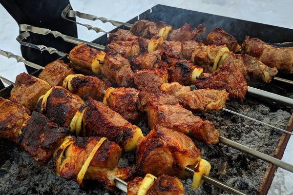 Муж тянет меня праздновать Новый год с его сотрудниками, будет шашлык на морозе, а я терпеть не могу подобные сборища