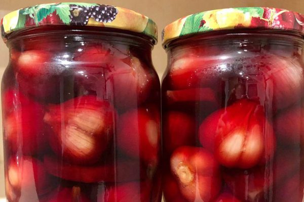 Соседка научила мариновать чеснок со свеклой на зиму, я сначала сомневалась, но, когда открыла баночку, не пожалела