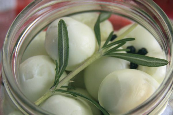 Учусь мариновать яйца со специям, чтобы за неделю до Пасхи сделать идеальную праздничную закуску