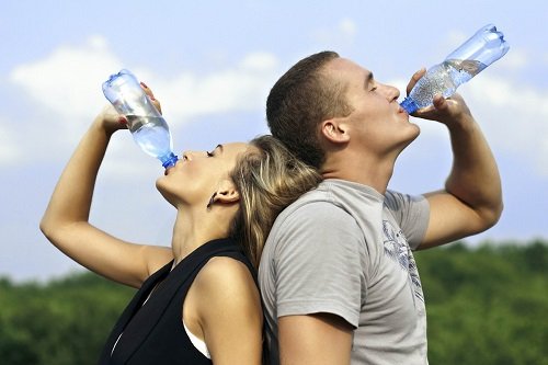девушка и парень пьют воду