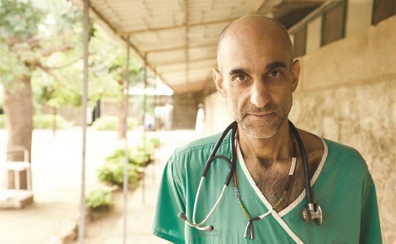 как помочь людям