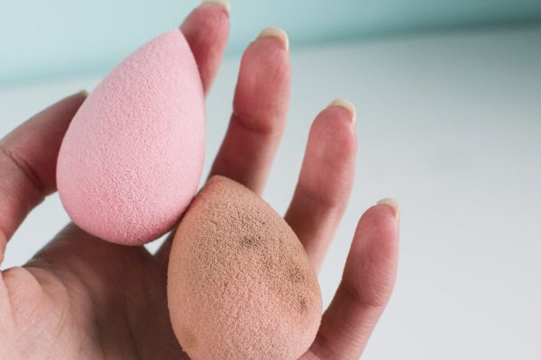 Хотела было выбросить все свои спонжи и кисти для макияжа, но подружка-визажист показала, как молниеносно их почистить, выглядят как новые