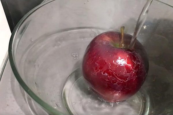 Она просто вылила кипяток на магазинное яблоко и уже через минуту замерла от ужаса!
