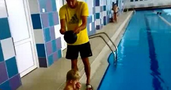 Такого способа надевания шапочки для плавания ты еще не видел! И удобно, и смешно!