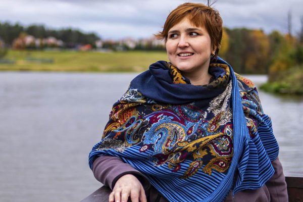 Манящая Эвелина Хромченко знает, что делать с шарфом, чтобы выглядеть худышкой