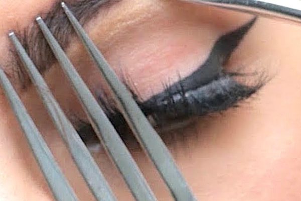 Она прикоснулась вилкой к бровям и взяла в руки карандаш. Результат — роскошный макияж глаз!