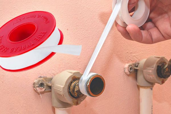 Опытный сантехник увидел, как я наматываю фум-ленту, вскрикнул и сделал всё сам