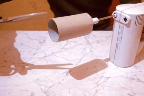 Чтобы намотать пряжу, она взяла обычный миксер… Ловкий выход из ситуации!