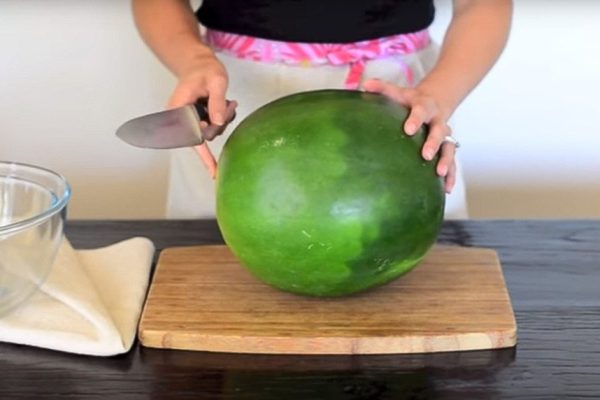 2 гениальных идеи для нарезки арбуза, которые ты обязательно захочешь испробовать.