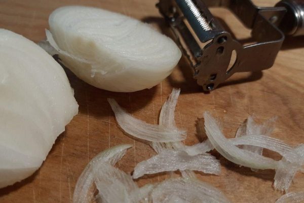 Быстрый способ нарезки лука от армянской бабушки тончайшей соломкой без ножа