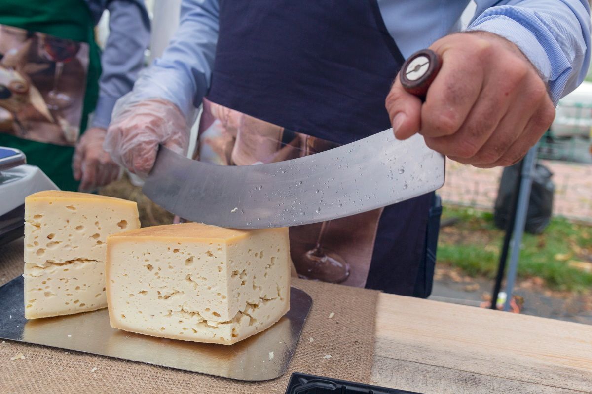 как нарезать сыр