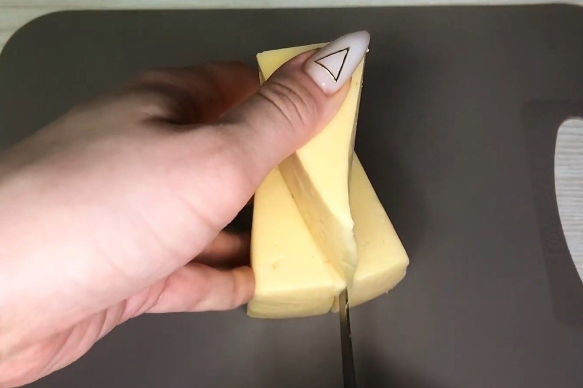 как нарезать сыр брусочками
