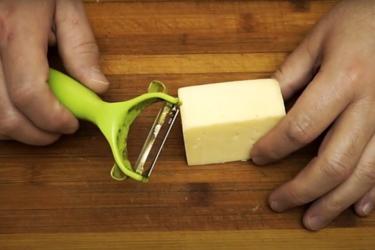 как нарезать сыр на стол