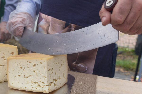 Повар из Стамбула показал, как нарезать сыр, если гостей много, а сыра мало