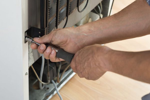 Зачем мастер прикладывал ухо к дребезжащему холодильнику