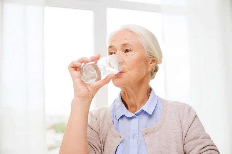 женщина пьет воду фото