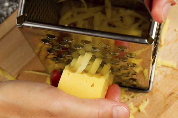 Обхожусь на кухне без комбайнов и блендеров, достаточно одной простой терки, главное — уметь грамотно ею пользоваться