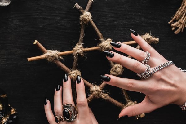 Внимательно осмотрись вокруг и узнай, нет ли в твоем доме подклада, два верных признака