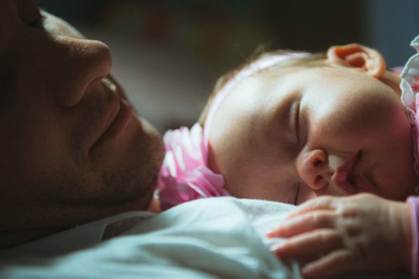 Несчастный уже готовился жить с ребенком прямо в аэропорте, но судьба преподнесла подарок в виде пожилой дамы