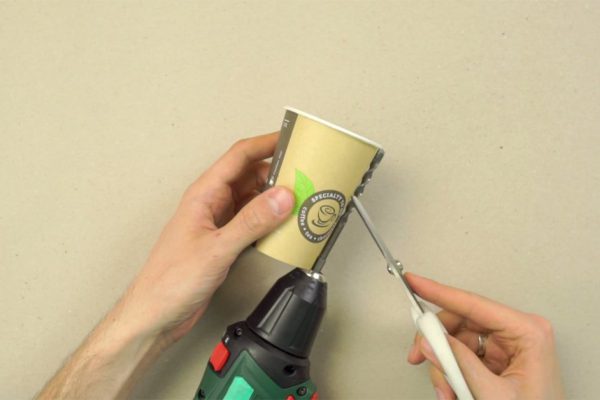 Он разрезал бумажный стаканчик и надел его на дрель. Теперь я буду делать так всегда!