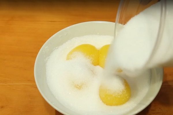 Он полностью покрыл желтки солью и сахаром. То, что получилось, покорило мои вкусовые рецепторы.