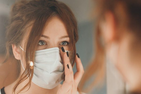 Почему из-за маски сильно портится лицо и как этого избежать