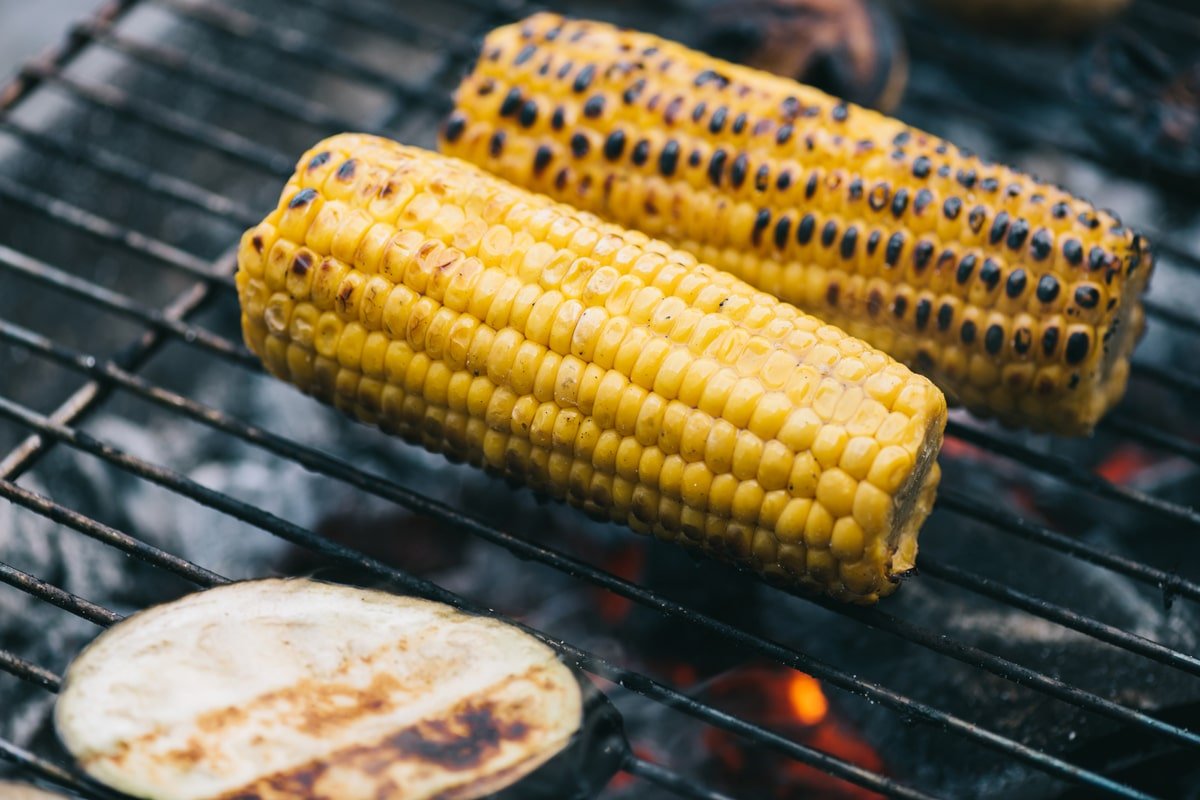 приготовленная на гриле кукуруза