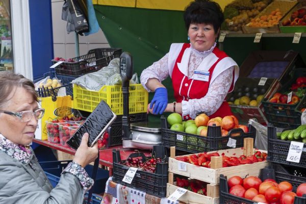 Мамина подруга работает продавцом на рынке, она поведала о том, как нас обманывают