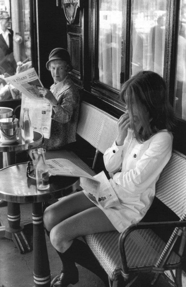 старушка смотрит на девушку