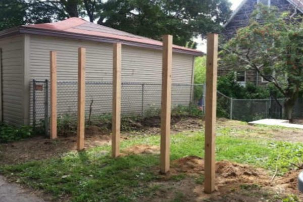 Зачем вбивать шесть деревянных кольев в землю