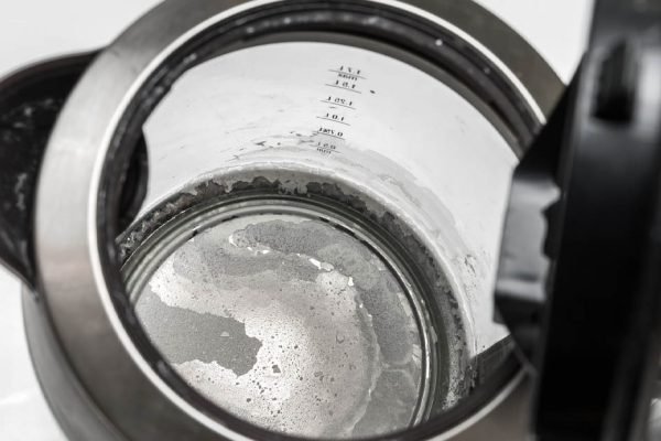 Чтобы растворить накипь в чайнике за 1 минуту, не нужны никакие магазинные средства, повторяй за мной