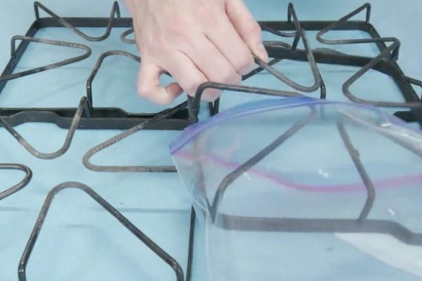 Решетки на газовой плите будут сверкать от чистоты, стоит лишь воспользоваться этим трюком!