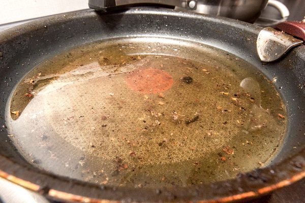 Как очистить сковороду от нагара