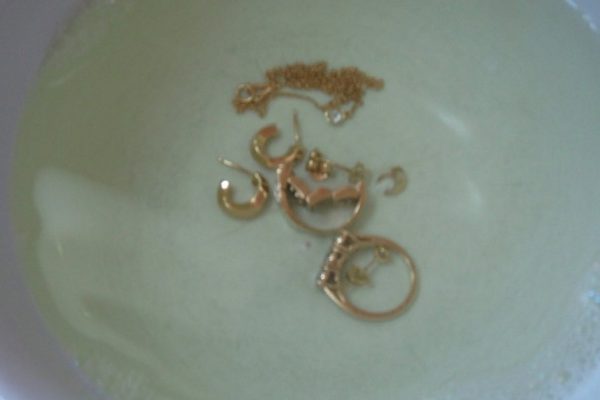 Чтобы ювелирные изделия сверкали как новые, надо…