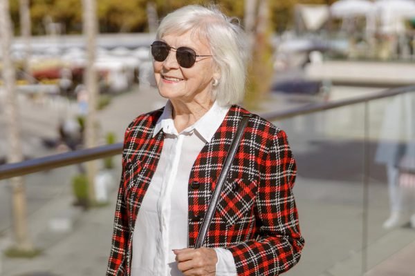 После 60 лет жизнь дамы только начинается, потому одежда должна громко об этом заявлять