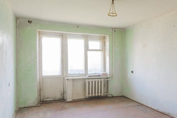 Стоит ли вешать тюль перед балконной дверью