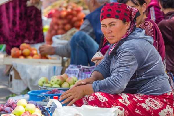 Как узбекские продавцы легко переносят самую сильную жару и спокойно работают на солнце