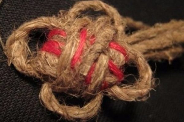 Внимание, подозрительно! Именно так выглядят подклады на порчу.