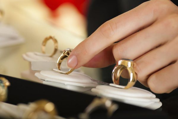 Продавщица ювелирного магазина показывает, как быстро определить размер кольца на палец