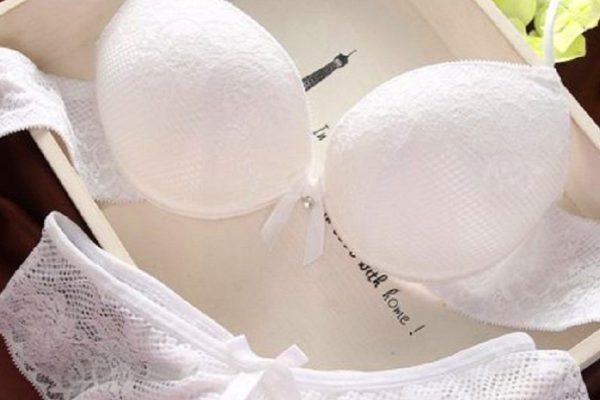 Раствор из трех компонентов, 15 минут, 1 стирка, и бюстгальтер вновь станет белоснежным!