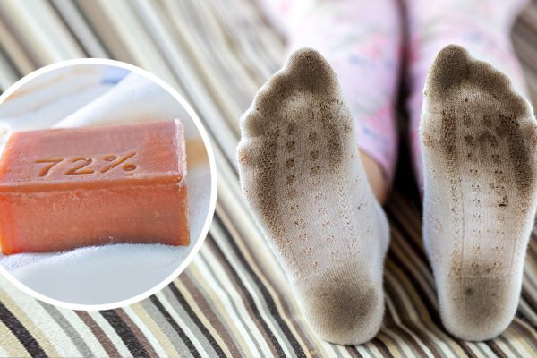 Опытные мамы и бабули натирают белые носки темным хозяйственным мылом, чтобы вернуть им идеальный вид