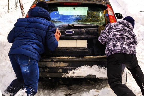 Взял деньги за помощь немецкому соседу, что забуксовал на дороге из-за гололеда