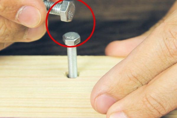 На заметку всем хозяевам: как открутить болт без подходящего ключа.