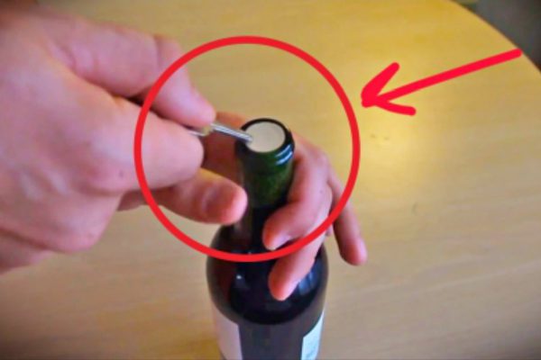 Как открыть бутылку вина без помощи штопора: трюк, который спас не одно застолье!