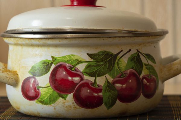 Пожелтевшая эмалированная кастрюля снова будет сиять белизной, если прокипятить ее с одним простым средством