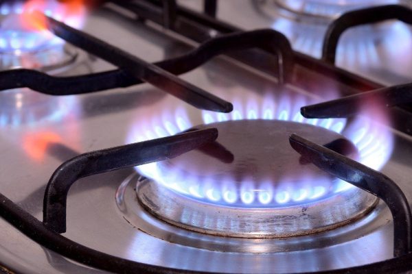 Тянуть больше некуда, до Нового года нужно отмыть решетку газовой плиты от накопившегося нагара