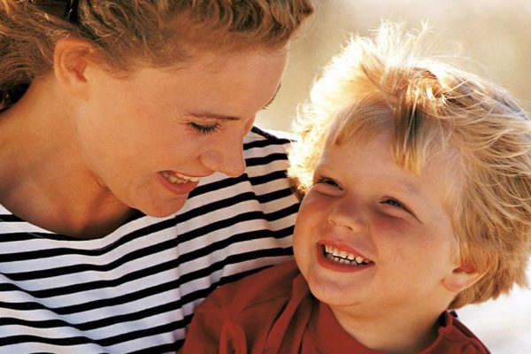 Фантастически простая техника, которая поможет тебе отучить ребенка перебивать взрослых.