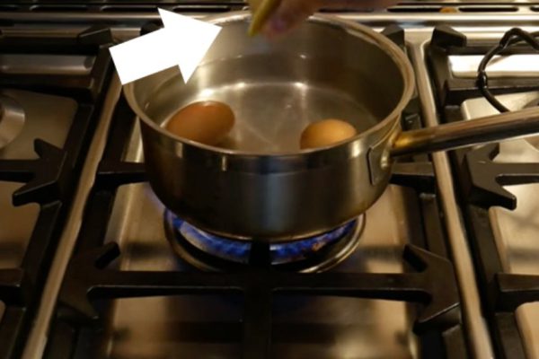 Приятно удивлена! Только глянь, что происходит с яйцами, если добавить пару капель этого средства…