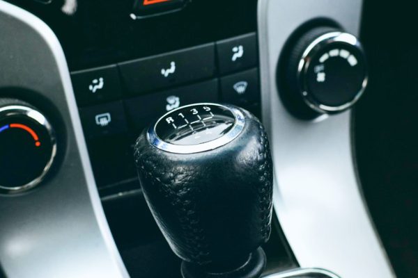 Запретила мужу покупать права и отправила в автошколу, теперь знает, как переключать передачи на механике, чтобы экономить горючее